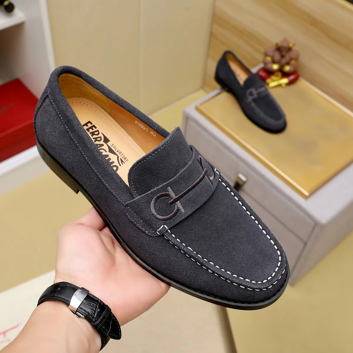 Men's shoes 💰460 🔥 Ferragamo new men's casual slip-on shoes 🇨🇳 Official website original 1:1 mold, original quality 💯 fine workmanship, high-end luxury ☘ The upper is made of imported Italian first-layer cowhide 🌴 Luxurious water dyeing 🐂 Leather lining 🍓 Rubber wear-resistant and non-slip outsole, breathable and comfortable to wear 🍍 The first choice for high-taste men, color optional! Code number 38-44 (45.46. Customized)